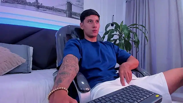 Snapshot of Damian23__ chatting on 12-15-25, 02:10 Damian23 online show from 12-15-25, 02:10