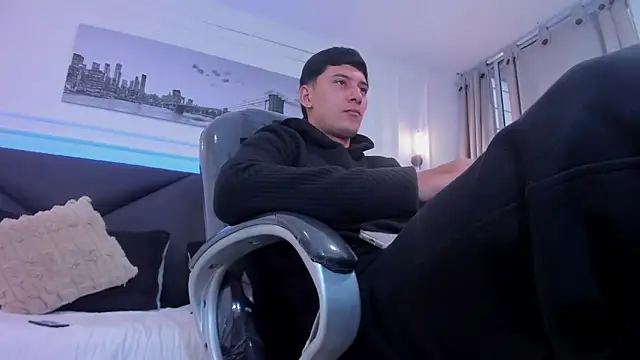 Snapshot of Damian23__ chatting on 12-16-25, 12:43 Damian23 online show from 12-16-25, 12:43