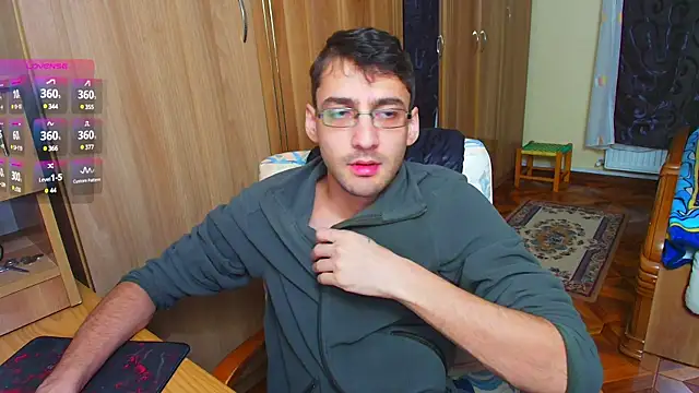 Snapshot of HungEddy chatting on 12-24-24, 03:16 HungEddy online show from 12-24-24, 03:16
