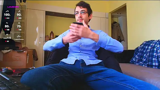 Snapshot of HungEddy chatting on 02-05-26, 08:41 HungEddy online show from 02-05-26, 08:41