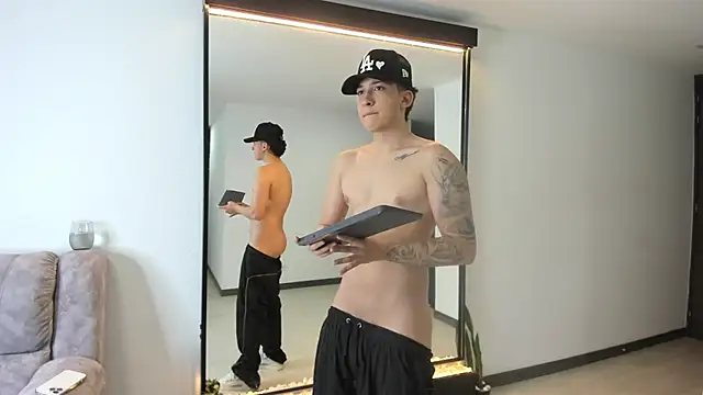 Snapshot of emmanuel_scor chatting on 10-03-25, 12:29 emmanuel scor online show from 10-03-25, 12:29