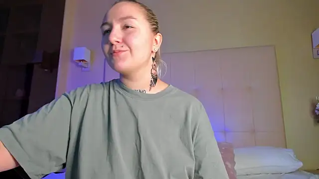 Snapshot of Debbie_Taylor chatting on 10-21-25, 05:13 Debbie Taylor online show from 10-21-25, 05:13