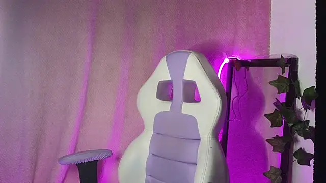 Snapshot of Alahia7demon chatting on 10-24-25, 11:01 Alahia7demon online show from 10-24-25, 11:01