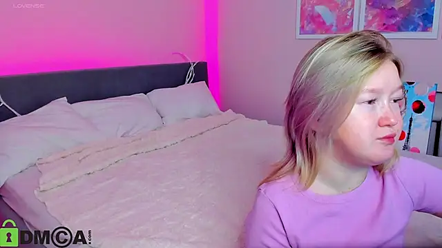 Sara Robinson online show from 10-14-25, 02:34