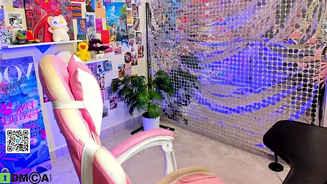 Sara Robinson online show from 04-06-26, 03:26