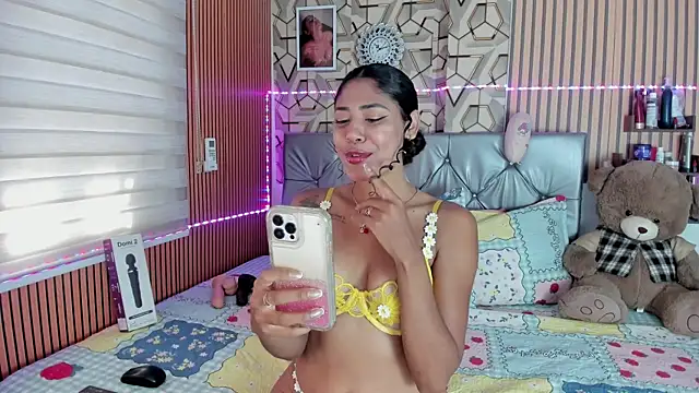 Snapshot of charlotteone chatting on 05-22-26, 01:06 charlotteone online show from 05-22-26, 01:06