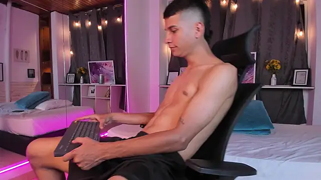 Snapshot of Aaron_Scoot chatting on 12-14-24, 01:06 Aaron Scoot online show from 12-14-24, 01:06