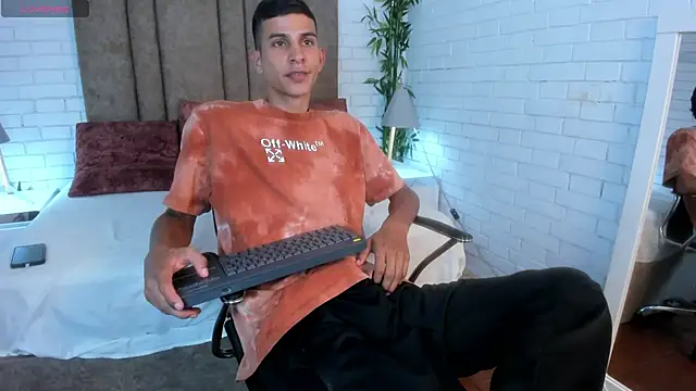 Snapshot of Aaron_Scoot chatting on 12-20-24, 11:16 Aaron Scoot online show from 12-20-24, 11:16