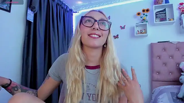 Snapshot of Soffy-brooks chatting on 05-19-26, 03:46 Soffy-brooks online show from 05-19-26, 03:46