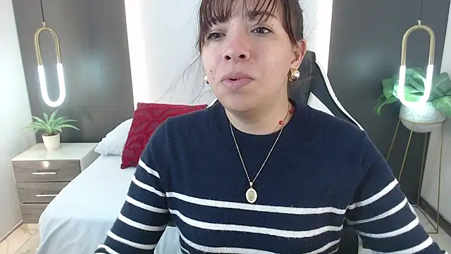 Snapshot of alma_fenix chatting on 12-28-24, 12:24 alma fenix online show from 12-28-24, 12:24