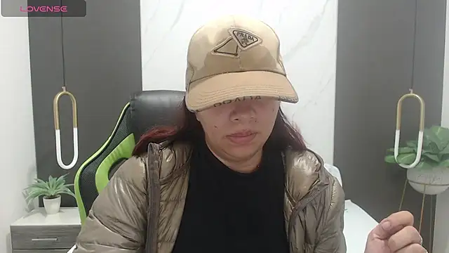 Snapshot of alma_fenix chatting on 02-14-25, 12:14 alma fenix online show from 02-14-25, 12:14
