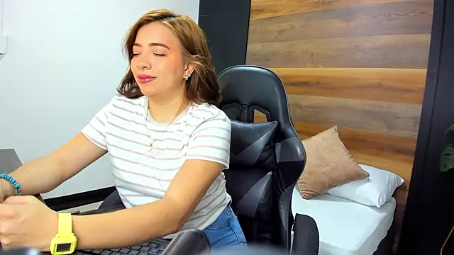Snapshot of alma_fenix chatting on 09-20-25, 06:53 alma fenix online show from 09-20-25, 06:53
