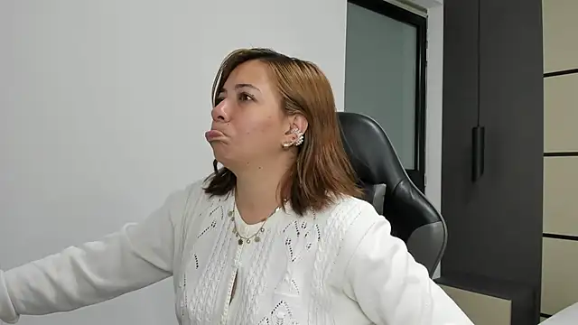 Snapshot of alma_fenix chatting on 10-01-25, 12:33 alma fenix online show from 10-01-25, 12:33