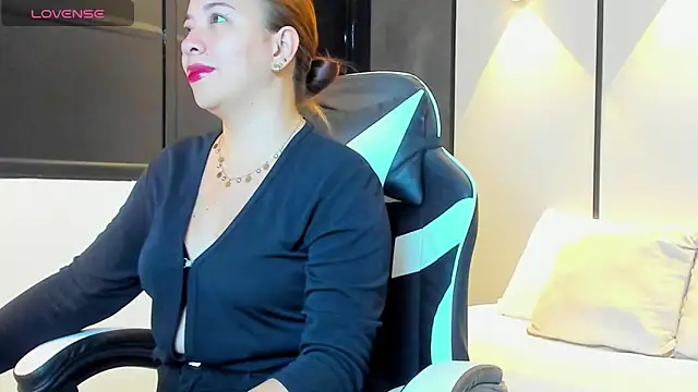 Snapshot of alma_fenix chatting on 10-14-25, 12:50 alma fenix online show from 10-14-25, 12:50