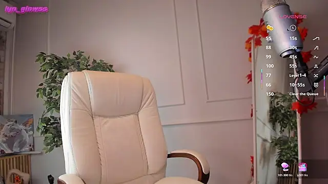 Snapshot of AdalynGlows chatting on 10-24-25, 09:33 AdalynGlows online show from 10-24-25, 09:33