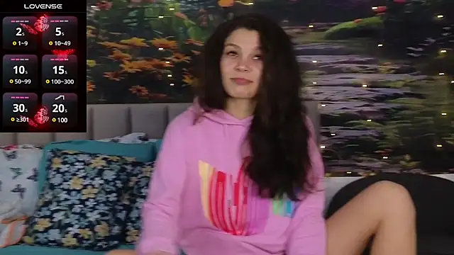 Snapshot of MadameDeFeu chatting on 12-23-24, 09:49 MadameDeFeu online show from 12-23-24, 09:49