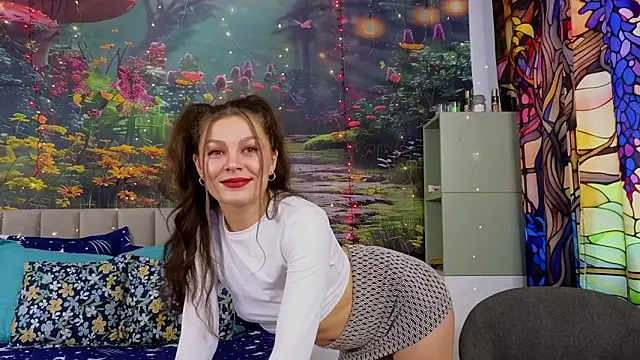 Snapshot of MadameDeFeu chatting on 02-10-25, 08:31 MadameDeFeu online show from 02-10-25, 08:31