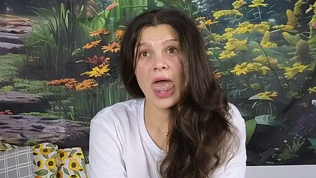 Snapshot of MadameDeFeu chatting on 10-25-25, 12:02 MadameDeFeu online show from 10-25-25, 12:02