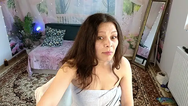 Snapshot of MadameDeFeu chatting on 06-03-26, 11:24 MadameDeFeu online show from 06-03-26, 11:24