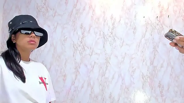 BarbieHotLaura online show from 01-03-25, 06:03