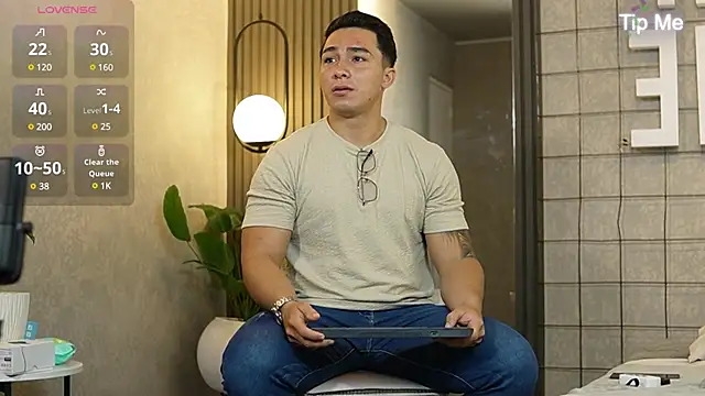 Snapshot of Ryan_Hunt chatting on 01-05-25, 01:04 Ryan Hunt online show from 01-05-25, 01:04