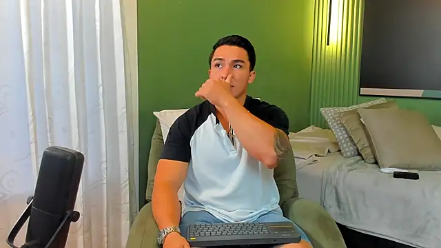 Snapshot of Ryan_Hunt chatting on 01-14-25, 12:03 Ryan Hunt online show from 01-14-25, 12:03