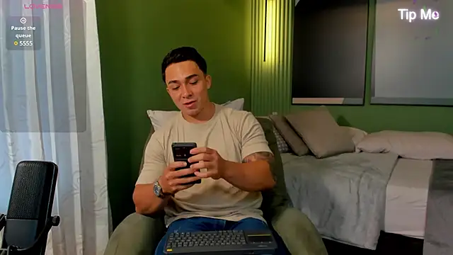 Snapshot of Ryan_Hunt chatting on 01-17-25, 05:08 Ryan Hunt online show from 01-17-25, 05:08