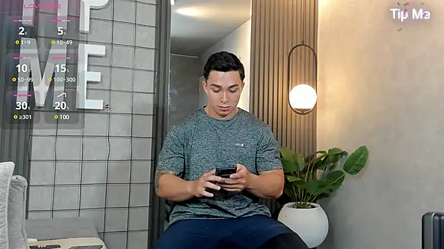 Snapshot of Ryan_Hunt chatting on 01-21-25, 01:00 Ryan Hunt online show from 01-21-25, 01:00