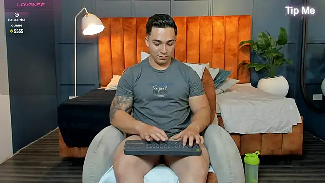 Snapshot of Ryan_Hunt chatting on 01-28-25, 03:14 Ryan Hunt online show from 01-28-25, 03:14