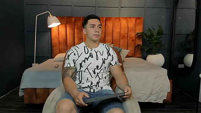 Snapshot of Ryan_Hunt chatting on 01-30-25, 12:59 Ryan Hunt online show from 01-30-25, 12:59