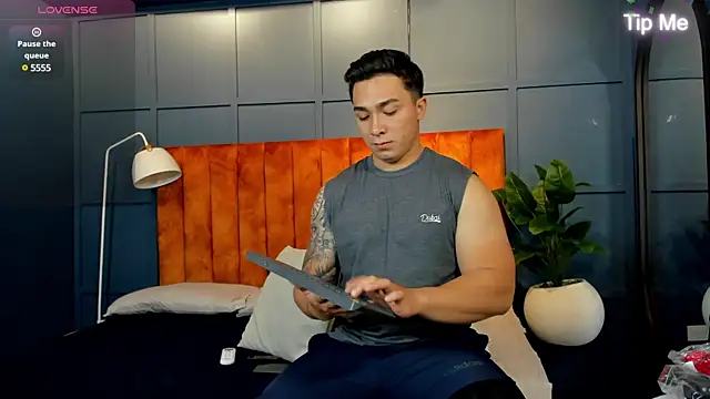 Snapshot of Ryan_Hunt chatting on 02-05-25, 12:27 Ryan Hunt online show from 02-05-25, 12:27