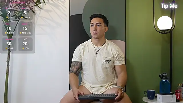 Snapshot of Ryan_Hunt chatting on 02-14-25, 11:42 Ryan Hunt online show from 02-14-25, 11:42