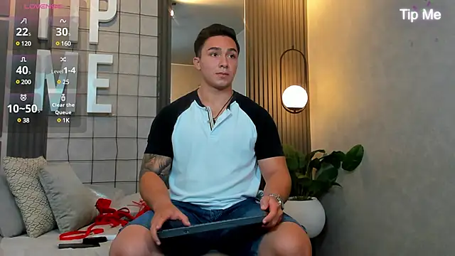 Snapshot of Ryan_Hunt chatting on 02-16-25, 06:32 Ryan Hunt online show from 02-16-25, 06:32