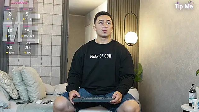 Snapshot of Ryan_Hunt chatting on 03-05-25, 12:44 Ryan Hunt online show from 03-05-25, 12:44