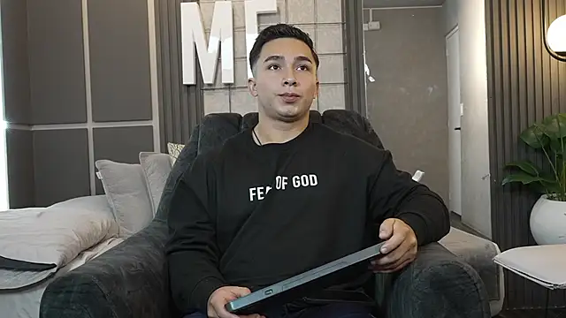 Snapshot of Ryan_Hunt chatting on 03-13-25, 04:01 Ryan Hunt online show from 03-13-25, 04:01