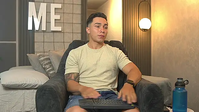 Snapshot of Ryan_Hunt chatting on 09-16-25, 12:06 Ryan Hunt online show from 09-16-25, 12:06