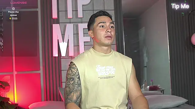 Snapshot of Ryan_Hunt chatting on 09-19-25, 01:12 Ryan Hunt online show from 09-19-25, 01:12