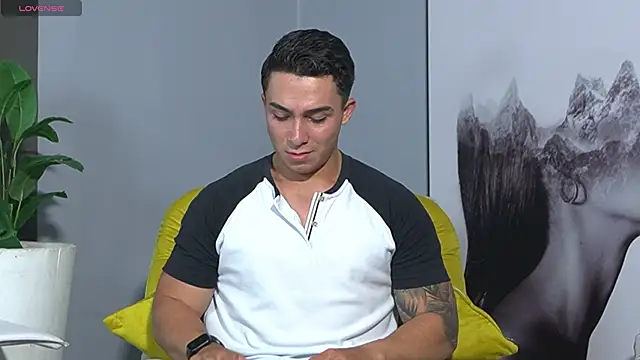 Snapshot of Ryan_Hunt chatting on 09-23-25, 06:11 Ryan Hunt online show from 09-23-25, 06:11