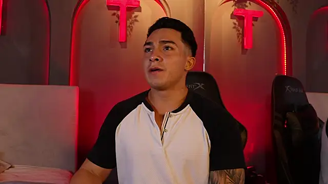 Snapshot of Ryan_Hunt chatting on 10-05-25, 01:37 Ryan Hunt online show from 10-05-25, 01:37