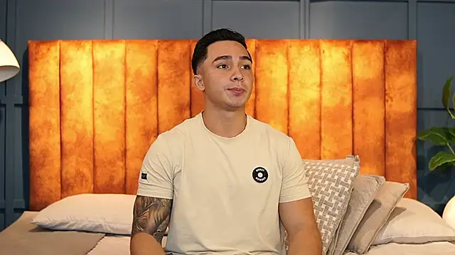 Snapshot of Ryan_Hunt chatting on 10-12-25, 03:16 Ryan Hunt online show from 10-12-25, 03:16