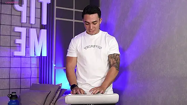 Snapshot of Ryan_Hunt chatting on 10-26-25, 06:36 Ryan Hunt online show from 10-26-25, 06:36