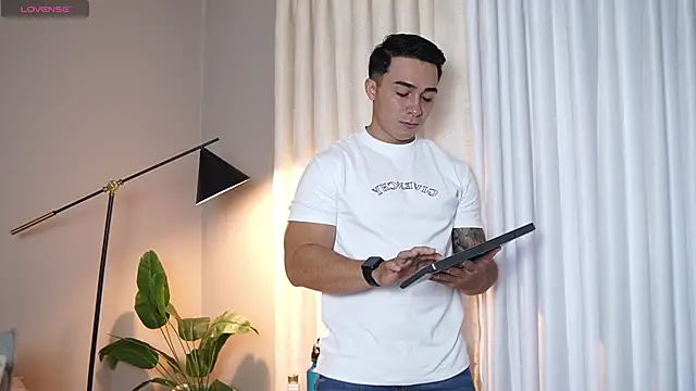 Snapshot of Ryan_Hunt chatting on 10-31-25, 12:17 Ryan Hunt online show from 10-31-25, 12:17