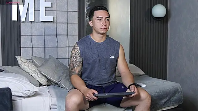 Snapshot of Ryan_Hunt chatting on 11-13-25, 08:13 Ryan Hunt online show from 11-13-25, 08:13