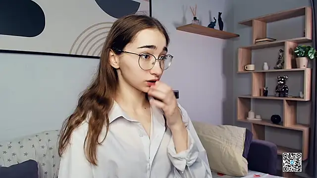 Snapshot of PollyBeev chatting on 10-10-25, 07:18 PollyBeev online show from 10-10-25, 07:18