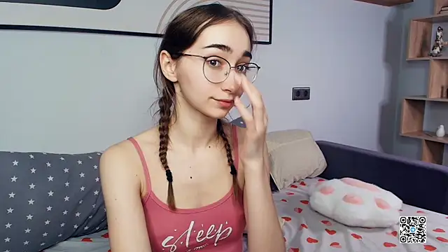 Snapshot of PollyBeev chatting on 10-19-25, 07:36 PollyBeev online show from 10-19-25, 07:36