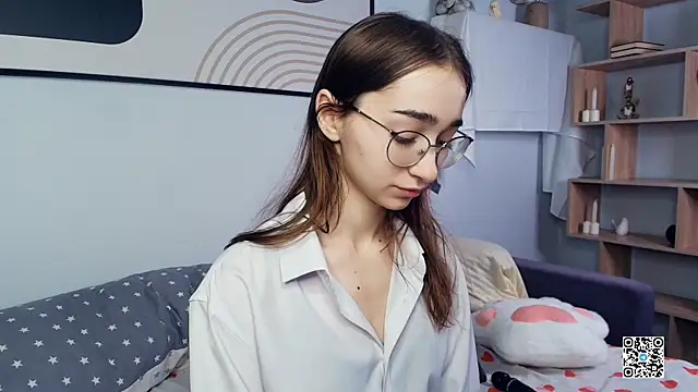 Snapshot of PollyBeev chatting on 10-25-25, 06:21 PollyBeev online show from 10-25-25, 06:21