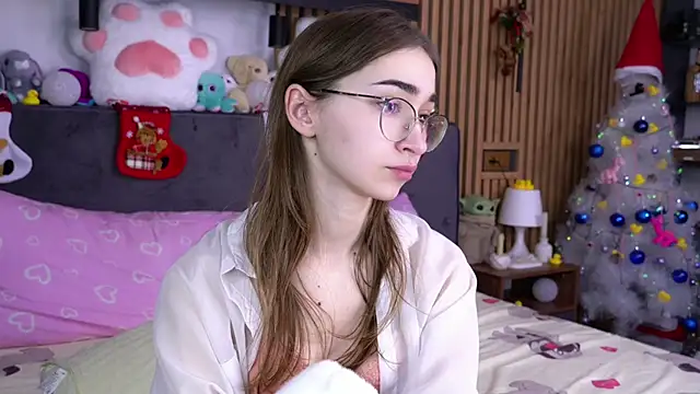 Snapshot of PollyBeev chatting on 11-24-25, 07:19 PollyBeev online show from 11-24-25, 07:19