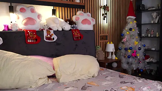 Snapshot of PollyBeev chatting on 12-20-25, 08:54 PollyBeev online show from 12-20-25, 08:54