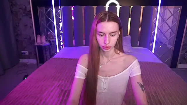 Snapshot of Snow_WhiteeeX chatting on 05-17-26, 05:27 Snow WhiteeeX online show from 05-17-26, 05:27