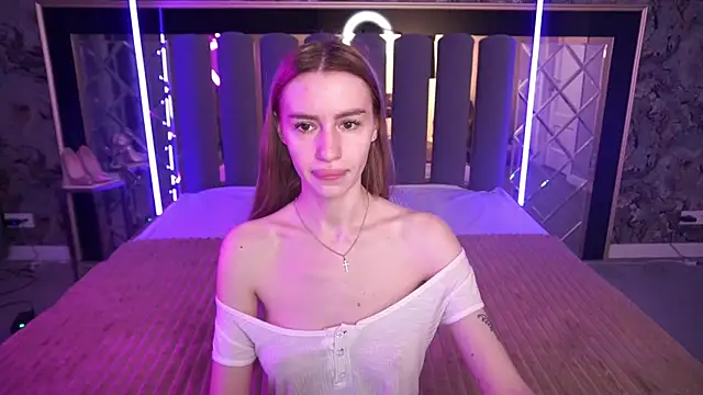 Snapshot of Snow_WhiteeeX chatting on 05-18-26, 05:35 Snow WhiteeeX online show from 05-18-26, 05:35